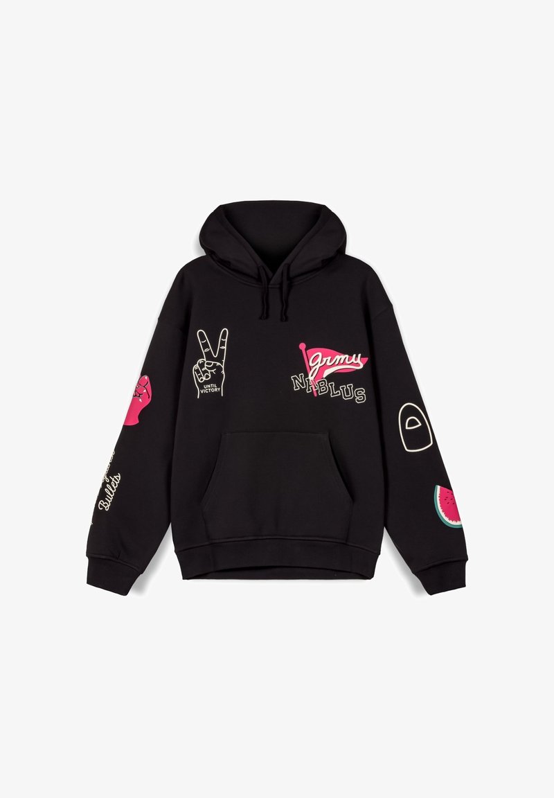 Sudadera negra con bolsillo frontal, capucha y diseños gráficos que incluyen un símbolo de paz, un puño, una sandía y texto en rosa y blanco.