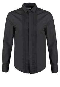 Musta paita, jossa on terävä kaulus, etuosassa pystyröyhelöitä, pitkät hihat ja klassinen napitus. Tasainen pinta.