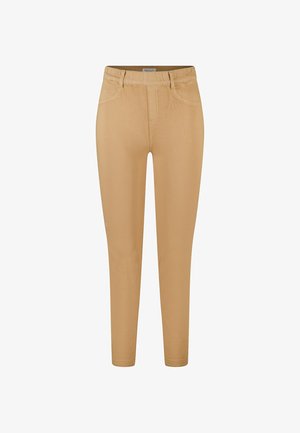 Pantalon beige ajusté avec taille élastique, passants pour ceinture et poches avant, présenté sur un fond blanc.