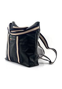 Zwarte leren tote bag met een gestructureerd oppervlak, voorzien van marineblauwe en crèmekleurige schouderbanden met strepen en een klein Italiaanse vlag charme.