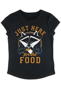 Sort bomulds t-shirt med et vaskebjørn grafisk tryk, der holder mad, med orange og hvide bogstaver: "BARE HER for Maden." Kort ærmer og rundet kant.