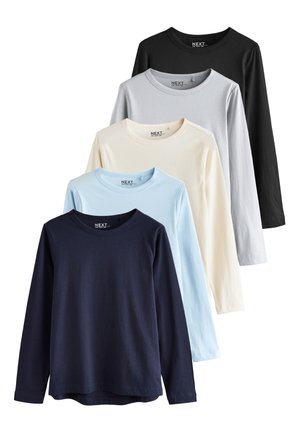 Pięć długich koszulek z okrągłym dekoltem w kolorach czarnym, szarym, kremowym, jasnoniebieskim i granatowym, ułożonych pionowo na białym tle.