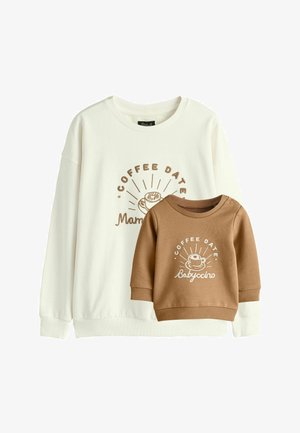 Witte volwassen sweater en bruine babysweater, beide met een koffiekopje afbeelding en de tekst "Coffee Date", ontworpen voor bijpassende outfits.