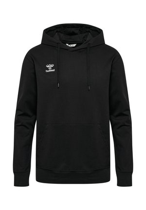 Svart hoodie av mjukt tyg med en framficka i modellen kangaroo, justerbar dragsko i huvan och en liten vit logga på bröstet.