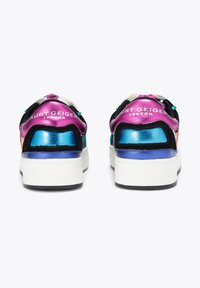 Sneakers multicolori con suola bianca, che presentano riflessi metallici lucidi in rosa, blu e arancione, e dettagli in suede nero.