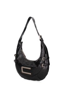 Sac hobo en cuir noir avec une finition brillante. Présente une forme incurvée, des accents en métal argenté, une fermeture éclair et un logo en relief bien visible.