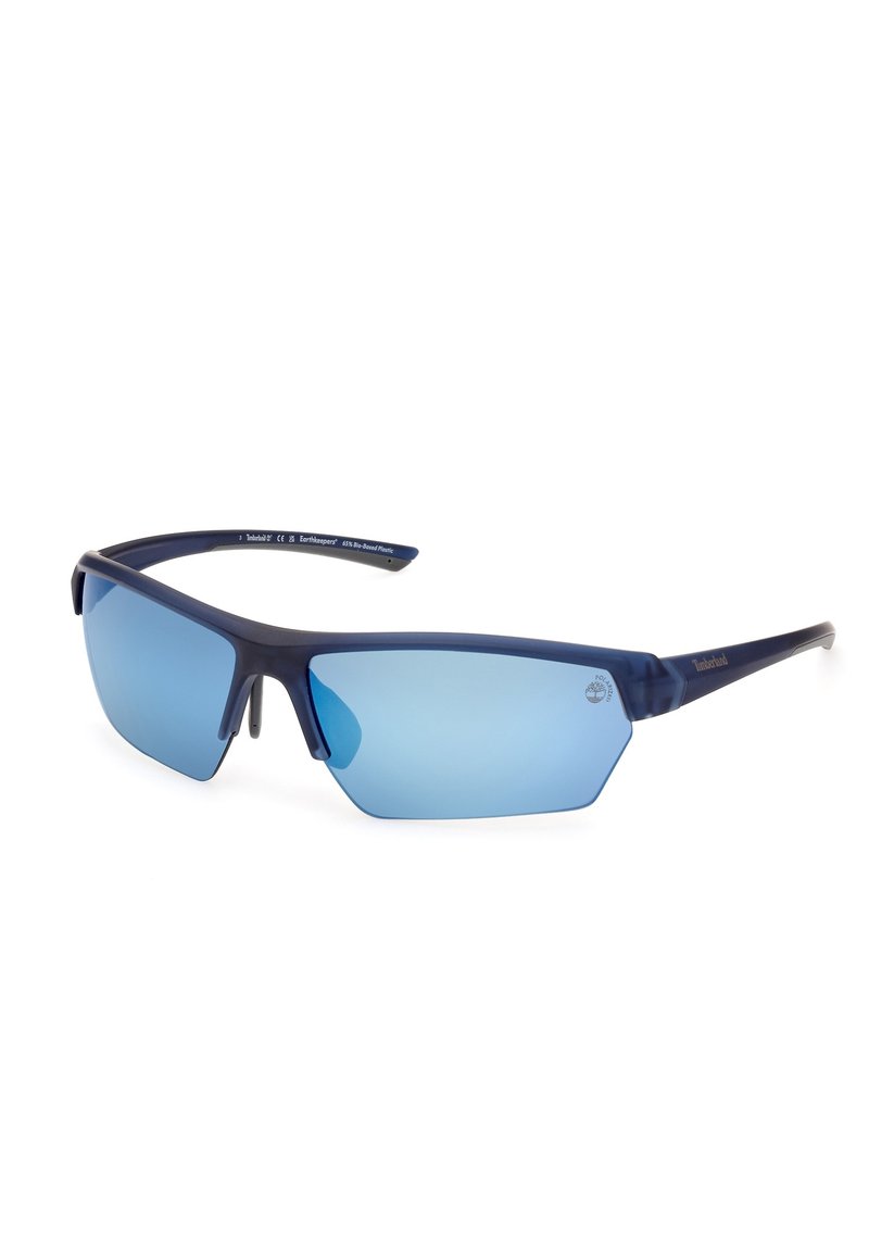 Occhiali da sole con lenti bluastre e montatura opaca color navy, linea angolare e stile avvolgente. Presentano un nasello robusto e impugnature testurizzate sulle tempie.