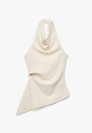 Krémový vrúbkovaný top s halter výstrihom, s preloženým predným dielom a asymetrickým lemom, navrhnutý na bežné aj formálne nosenie.