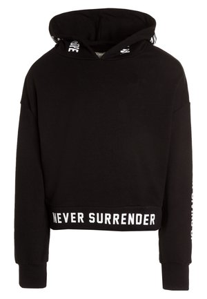 Sort cropped hættetrøje med "NEVER SURRENDER" trykt i hvid på kanten, hættens kant og ærmekant.