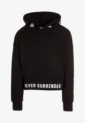 Sort cropped hættetrøje med "NEVER SURRENDER" trykt i hvid på kanten, hættens kant og ærmekant.