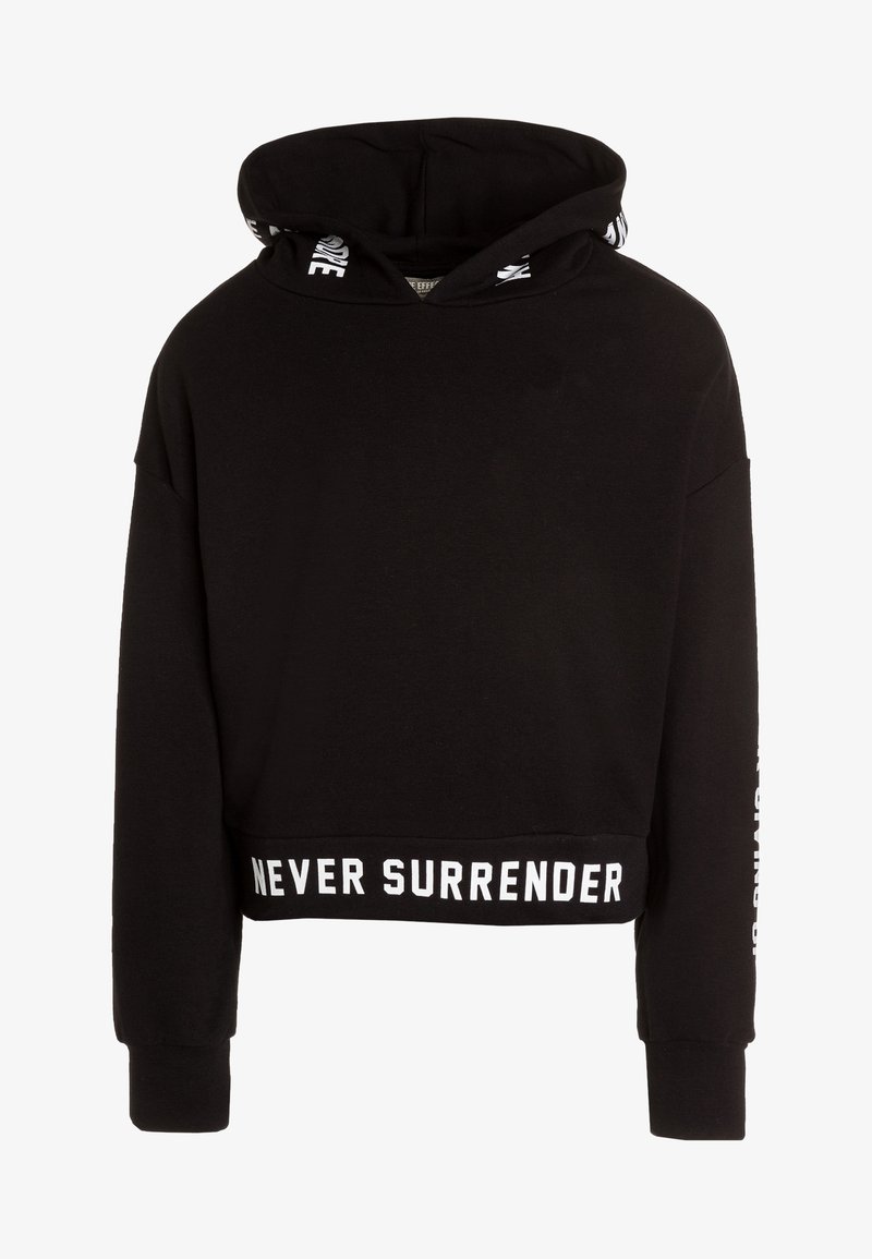 Sweat à capuche court noir avec l'inscription "NEVER SURRENDER" imprimée en blanc sur l'ourlet, le bord de la capuche et le bord des manches.