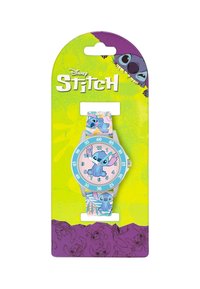 Orologio in stile cartone animato con quadrante rotondo rosa, personaggio Stitch blu, lunetta blu e cinturino a righe blu su una scheda colorata.