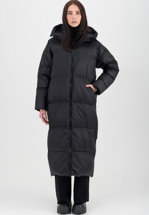 Long manteau d'hiver noir avec fermeture éclair à l'avant, capuche et deux poches latérales. Le design présente un motif matelassé pour l'isolation et la chaleur.