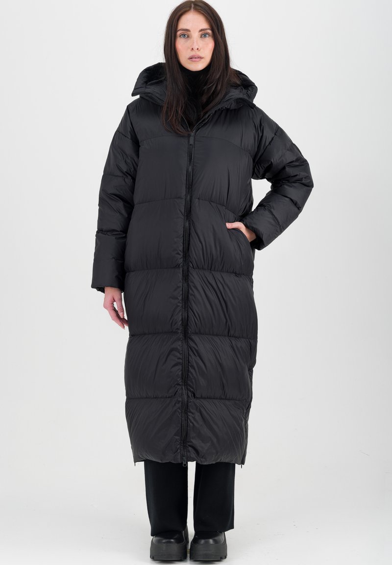 Long manteau d'hiver noir avec fermeture éclair à l'avant, capuche et deux poches latérales. Le design présente un motif matelassé pour l'isolation et la chaleur.