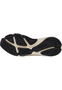 Schwarze Gummisohle mit braunen Akzenten, ausgestattet mit strukturierten Griffmustern und dem eingeprägten Markennamen "hummel" auf der Sohle.