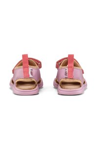 Sandalias rosas con parte superior de cuero suave, talón abierto, correas ajustables y suela de goma texturizada para mayor agarre. Diseño ligero.