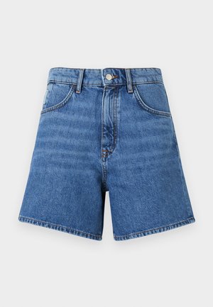 Denim kratke hlače v srednje modri barvi, z visokim pasom, petimi žepi in kontrastnim šivanjem. Tkanina ima gladko teksturo in ravne hlačnice.