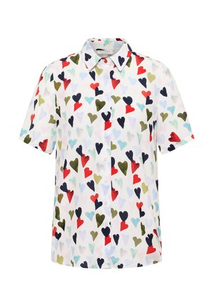 Chemise à manches courtes boutonnée de couleur blanche, ornée d'un motif de cœurs colorés en rouge, vert, bleu marine et bleu clair. Texture de tissu lisse.