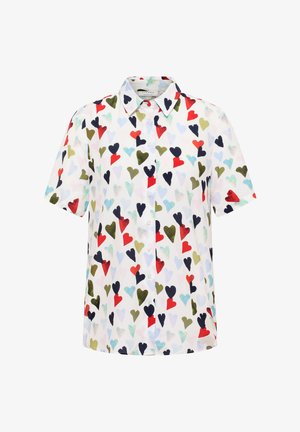 Chemise à manches courtes boutonnée de couleur blanche, ornée d'un motif de cœurs colorés en rouge, vert, bleu marine et bleu clair. Texture de tissu lisse.