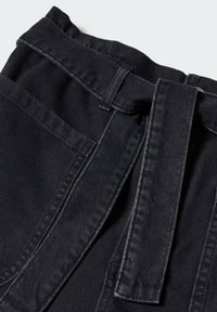 Czarne spodnie dżinsowe z szerokim paskiem, widocznym przeszyciem, dwoma przednimi kieszeniami i gładką fakturą materiału.