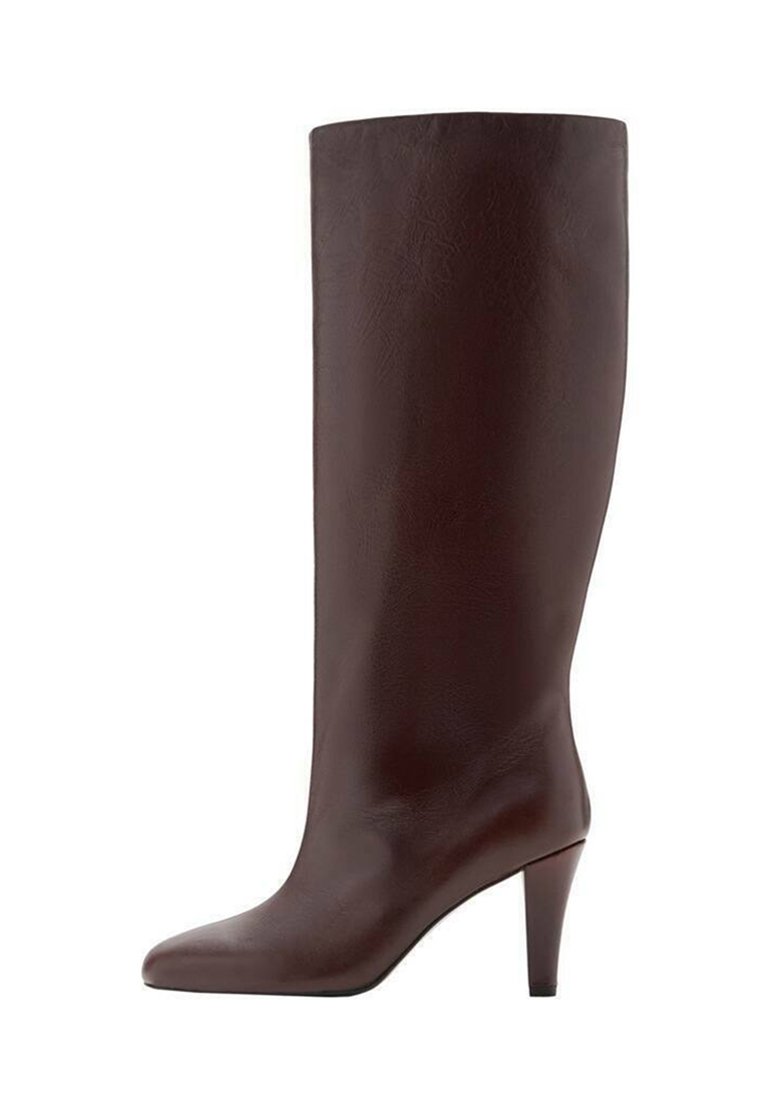 Rjave usnjene čizme do kolen s koničastim nosom in stiletto peto. Gladka tekstura in brezšiven dizajn.