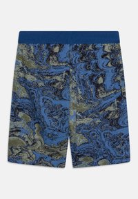 Blå och grön marmorering shorts med en strukturerad yta och en solid blå midjeband, tillverkade av ett lättviktsmaterial.
