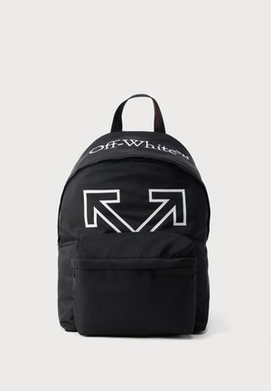 Melna Off-White mugursoma ar priekšējo rāvējslēdzenes kabatu, baltu pārklājošu bultu logotipu un "Off-White™" tekstu roktura augšējā daļā.