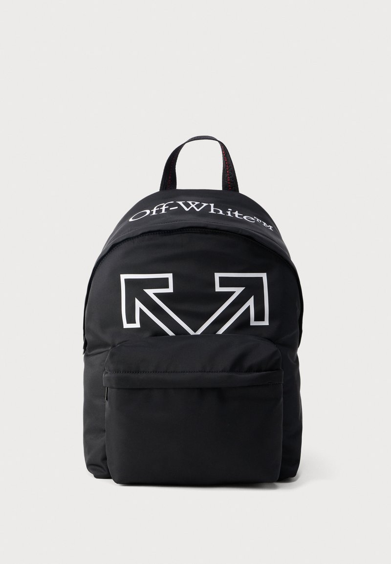 Μαύρο σακίδιο Off-White με μπροστινή τσέπη με φερμουάρ, λευκό λογότυπο με διασταυρούμενα βέλη και κείμενο "Off-White™" στην περιοχή της λαβής επάνω.
