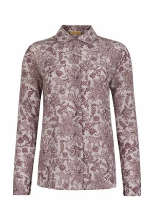 Blouse à manches longues, boutonnée, avec un motif floral violet sur tissu rose clair et col pointu.