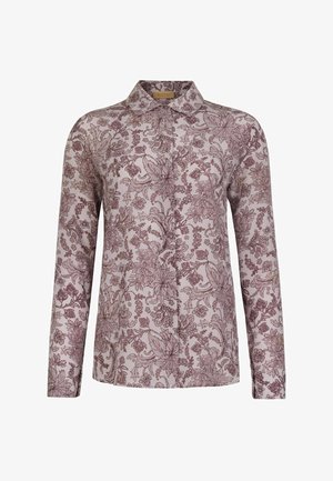 Bluzka z długim rękawem zapinana na guziki, z fioletowym kwiatowym wzorem na jasnoróżowej tkaninie i ostrym kołnierzykiem.