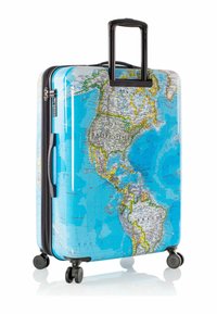 Valigia rigida con design mappa del mondo, sfondo blu, dettagli neri, manico telescopico e quattro ruote girevoli.
