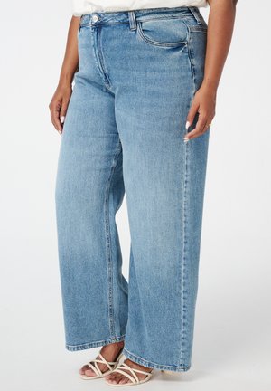 Lichtblauwe wijde jeans met een hoge taille, gemaakt van denimstof, met voorzakken en zichtbare stikseldetails.