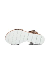 Bruine sandalen met luipaardprint, voorzien van een textere suede bovenkant en een witte rubberen zool met een golfpatroon. Inclusief verstelbare enkelbandjes.