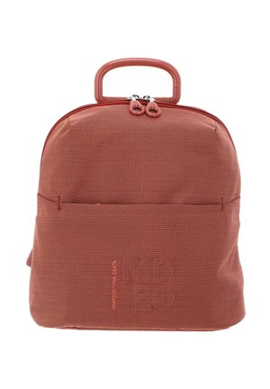 Petit sac à main rouge texturé avec une anse arrondie sur le dessus, fermeture double à glissière, poche avant et texte de la marque vertical sur le tissu.