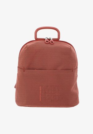 Petit sac à main rouge texturé avec une anse arrondie sur le dessus, fermeture double à glissière, poche avant et texte de la marque vertical sur le tissu.