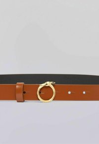 Brązowy skórzany pasek z czarną częścią, wyposażony w okrągłą sprzączkę w złotym odcieniu oraz ozdobny element w kształcie królika.