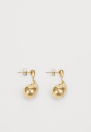 Guld dråbeøreringe med en afrundet, organisk form. Glat overflade med en poleret finish, der har en lille løkke til anbringelse af en stud.