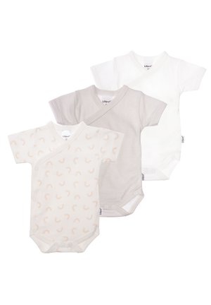 Drei Baby-Bodysuits: einer mit Regenbogenmustern, einer in hellgrauen Streifen und einer in reinem Weiß. Hergestellt aus weichem Baumwollmaterial mit Druckknopfverschlüssen.