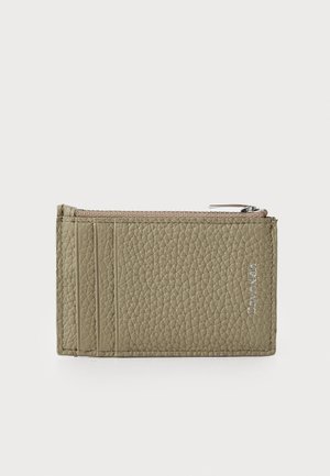 Portefeuille en cuir texturé vert olive avec fermeture éclair, trois emplacements pour cartes et un détail de logo en argent. Fini lisse et durable.