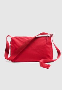 Κόκκινο νάιλον τσάντα χιαστί με φερμουάρ, επίπεδο ορθογώνιο σχήμα και φαρδιά ιμάντα ώμου. Λείος υφασματισμός με ελάχιστα διακοσμητικά στοιχεία.