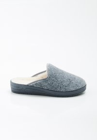 Pantofole grigie in feltro con una morbida fodera interna color crema. Presentano un profilo basso e una suola in gomma testurizzata per una buona aderenza.