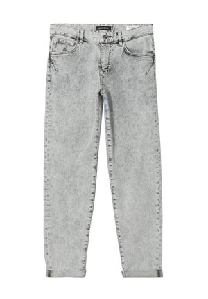 Jeans de denim gris claro con un lavado desgastado, diseño de cinco bolsillos, corte recto y dobladillos enrollados. Presentan costuras sutiles.