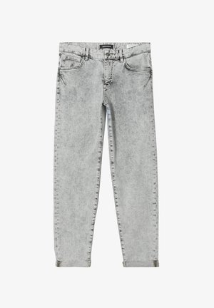 Jeans de denim gris claro con un lavado desgastado, diseño de cinco bolsillos, corte recto y dobladillos enrollados. Presentan costuras sutiles.