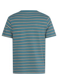 Krátký rukáv tričko v azurové barvě s vodorovnými pruhy v béžové a bílé. Kulatý výstřih s hladkou texturou. Volný střih.