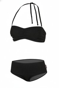 Zwart bikiniset met een gestructureerd, geribd patroon. Het bovenstuk heeft een bandeau-stijl met verstelbare bandjes; het broekje heeft een hoog getailleerd ontwerp.