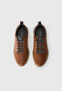 Chaussures en cuir marron avec une texture perforée, lacets gris et semelle en caoutchouc. Présente un patch logo et une languette à l'arrière. Taille 41.