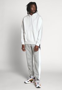 Nike Sportswear SPORTSWEAR CLUB FLEECE - Sweatshirt com capuz - vast grey