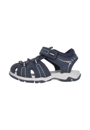Sandalo sportivo blu navy con tomaia in mesh traspirante, cinturino regolabile e cuciture bianche. Suola leggera con scanalature per la trazione.
