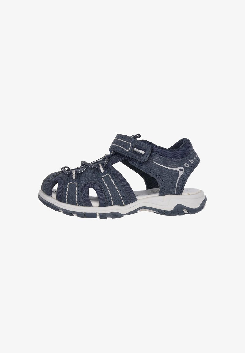 Sandale de sport bleu marine avec une tige en mesh respirant, une bride réglable et des coutures blanches. Semelle légère avec des rainures pour l'adhérence.