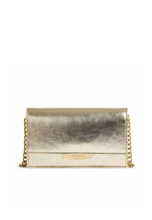 Piccola borsa clutch in pelle metallizzata oro con tracolla a catena dorata e targhetta con logo Ted Baker London sulla patta frontale.